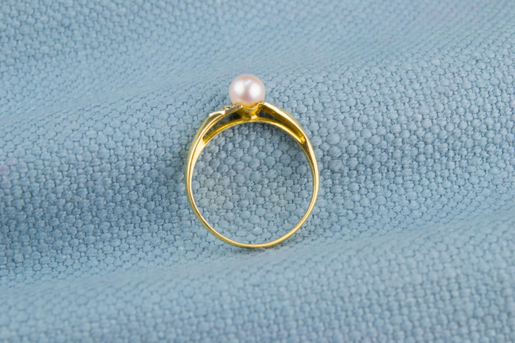 18ct Gold and Pearl Solitaire Ring