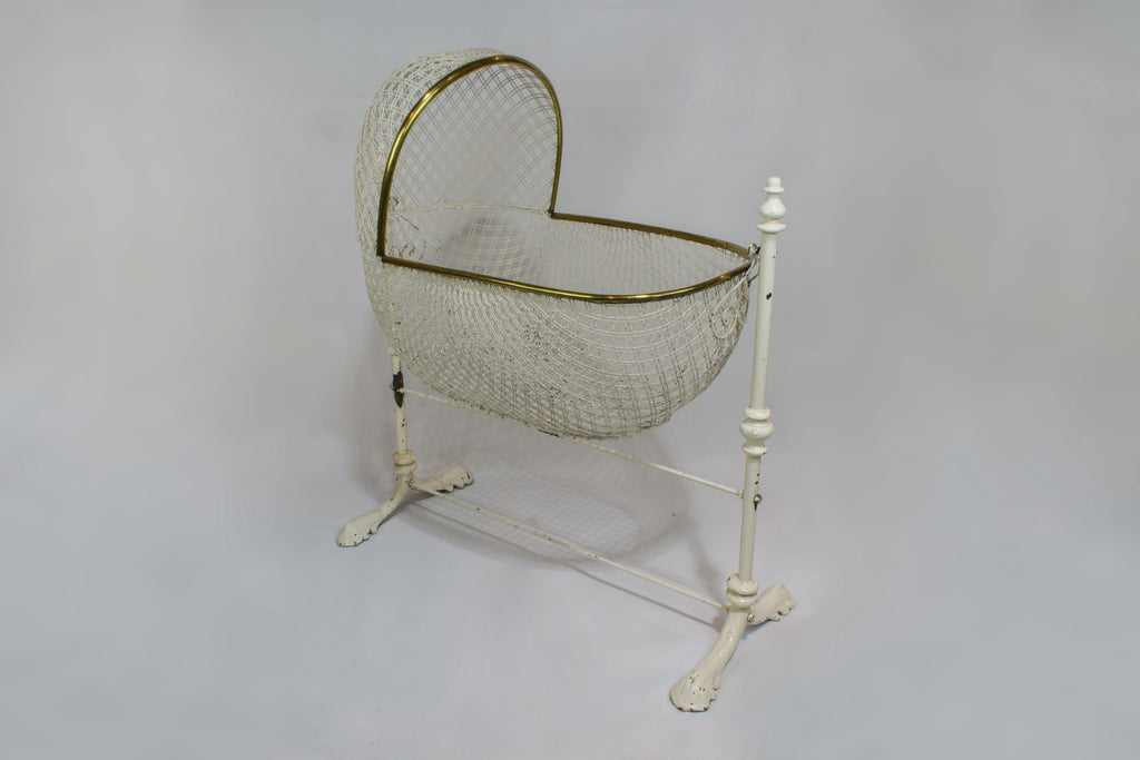 Suspended baby bed