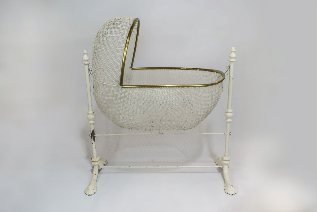 Suspended baby bed
