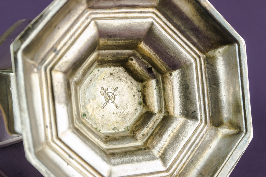 Octagonal sugar caster