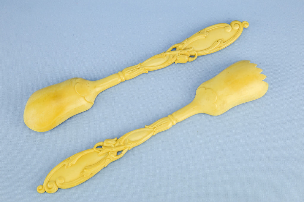 Salad serving spoons
