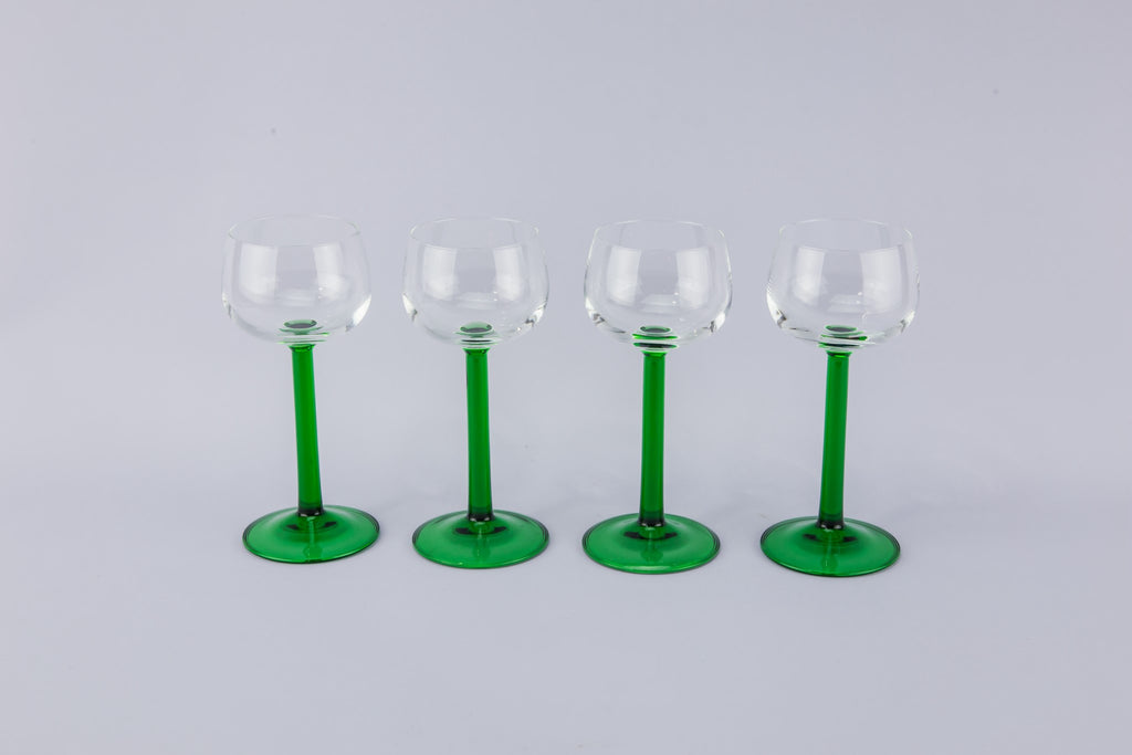 4 white wine glasses
