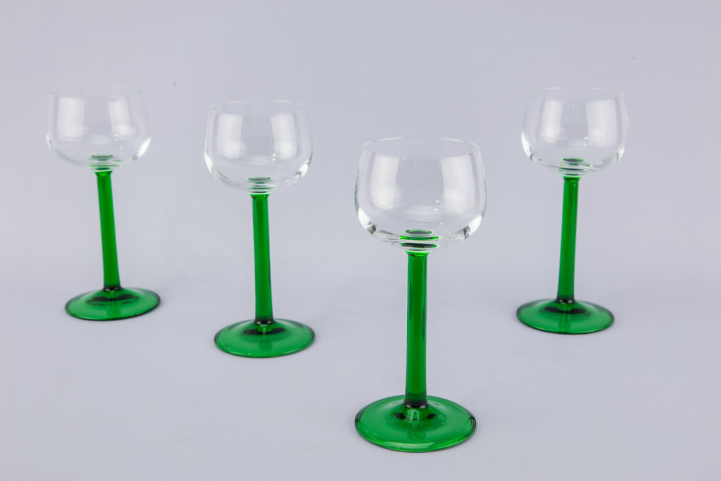 4 white wine glasses