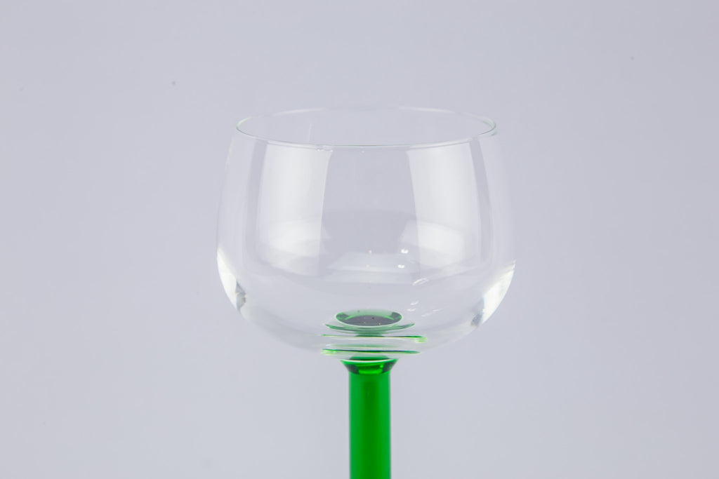 4 white wine glasses