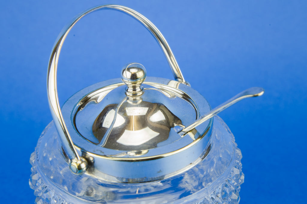 Condiment pot and spoon