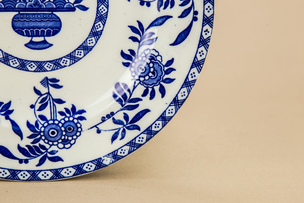 6 blue and white medium plates