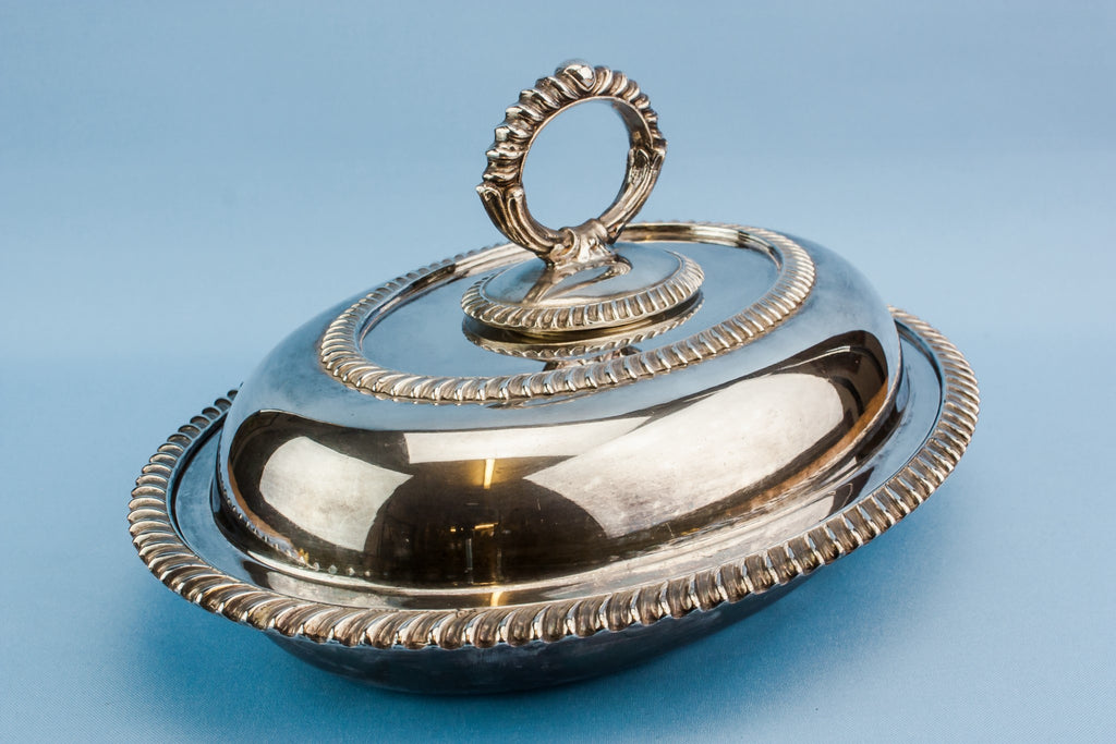 Hot serving dish and lid