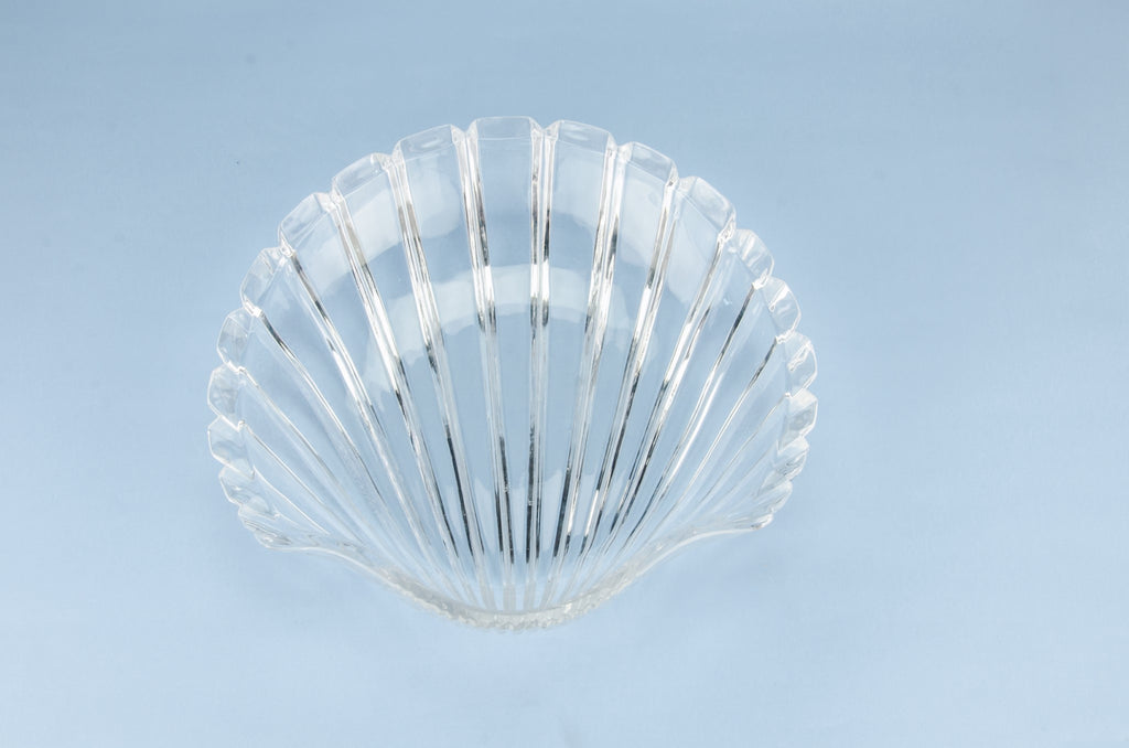 Shell shaped glass bowl