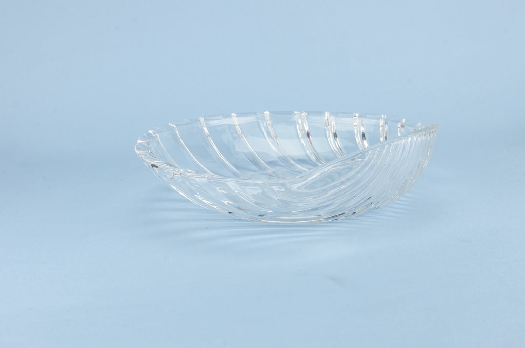 Shell shaped glass bowl