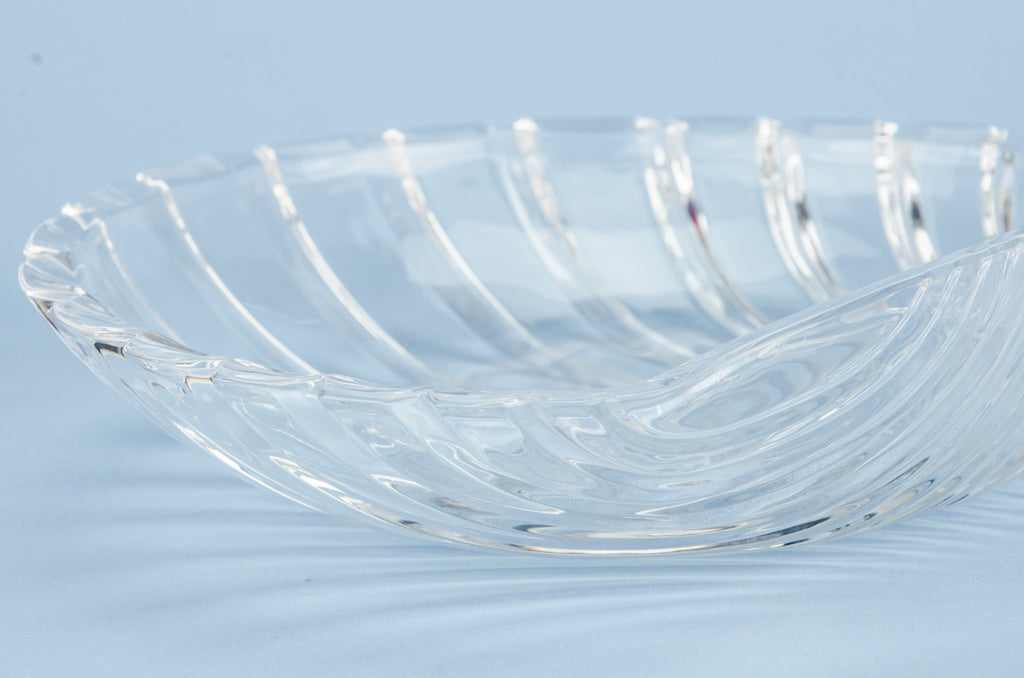 Shell shaped glass bowl