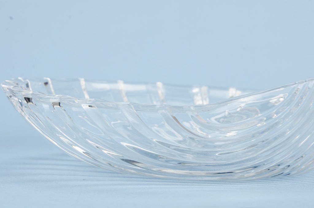 Shell shaped glass bowl
