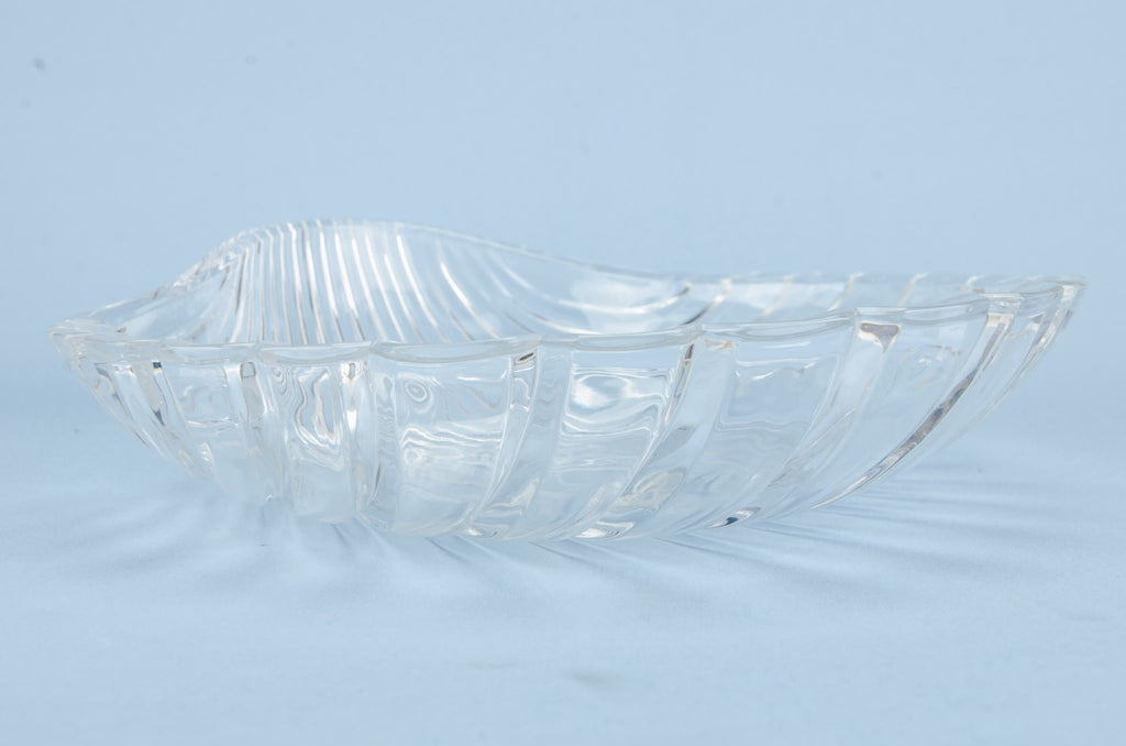 Shell shaped glass bowl