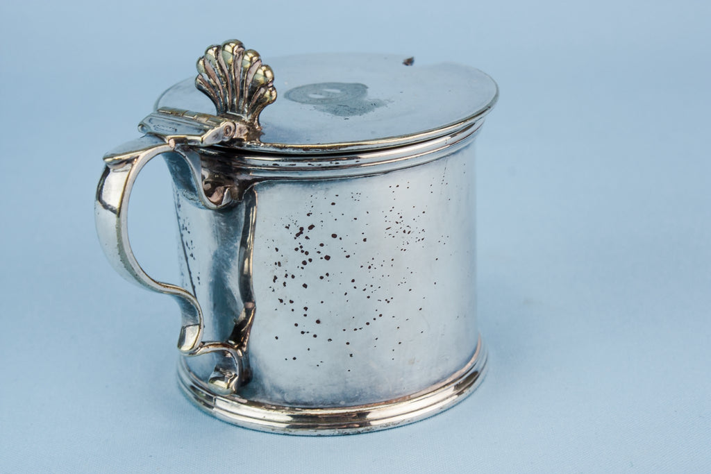 Small condiment pot