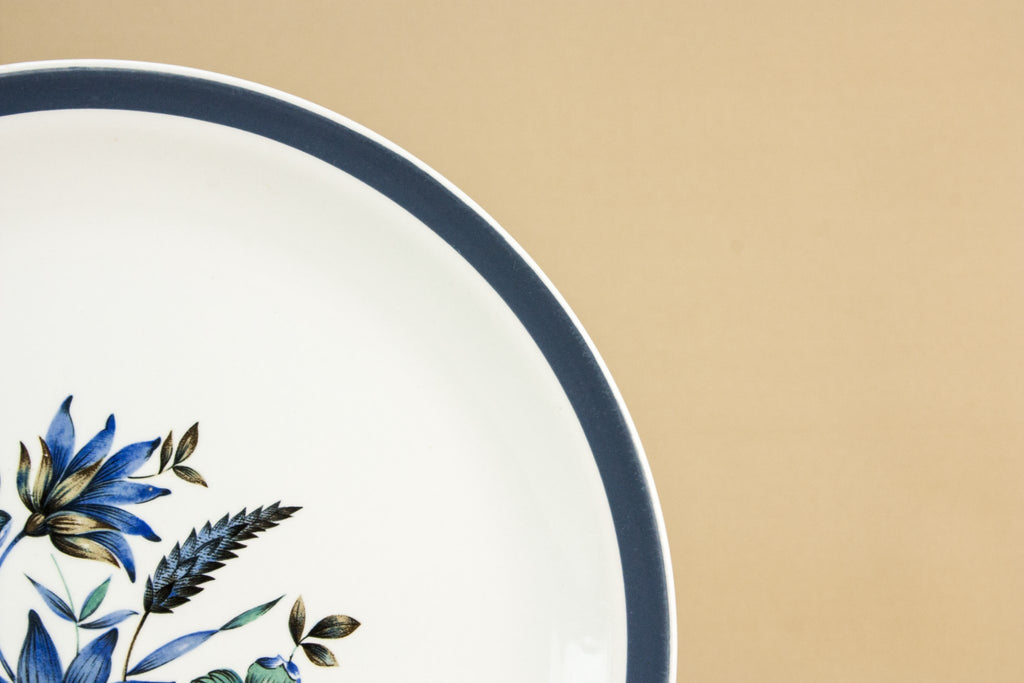 8 Meakin pottery dinner plates