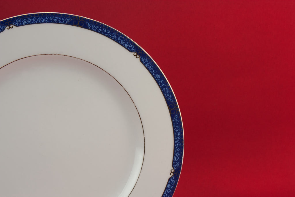 6 blue and white dinner plates