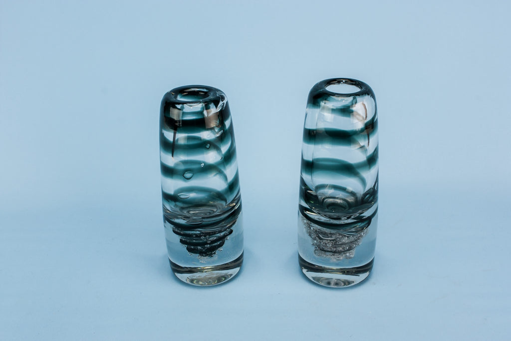 2 glass vases