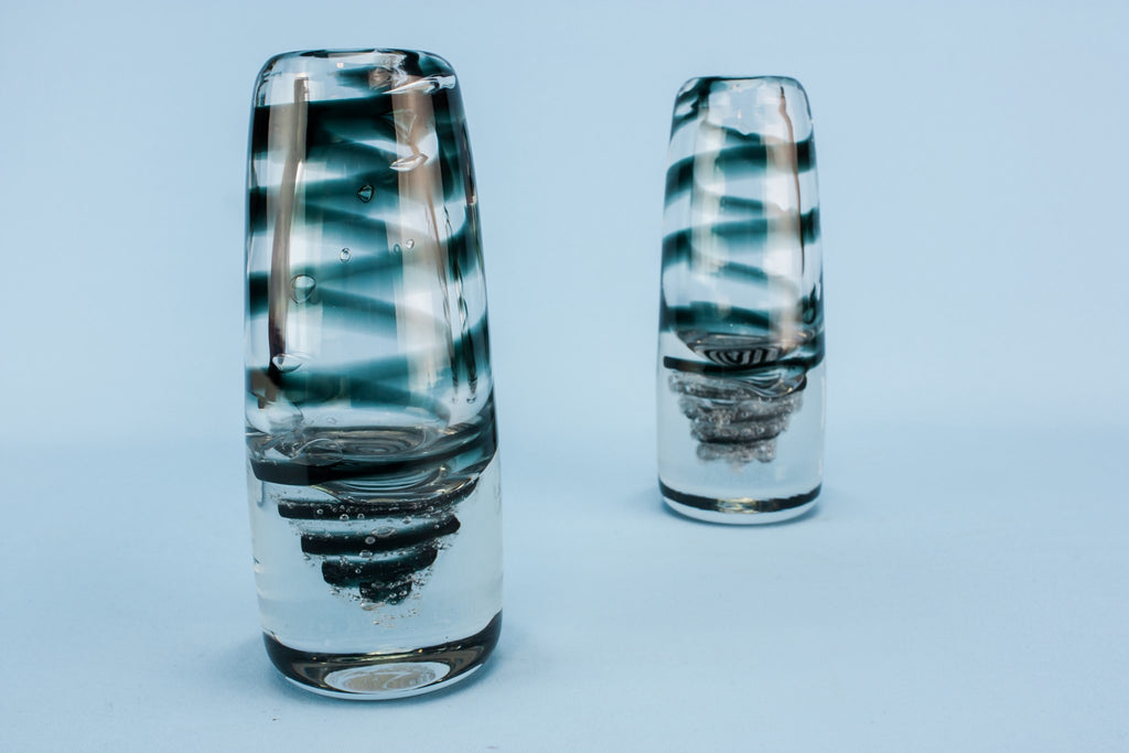 2 glass vases