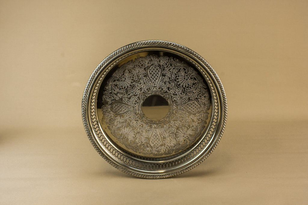 Round serving tray
