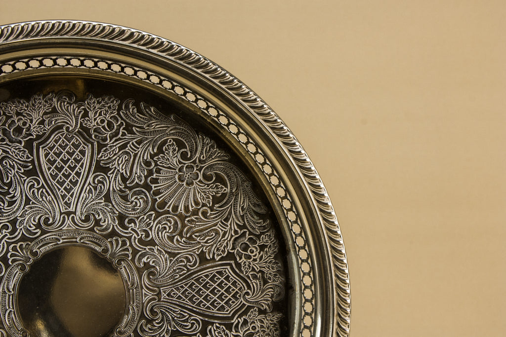 Round serving tray
