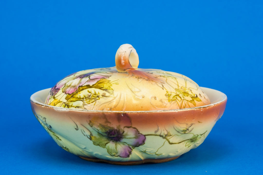 Soap dish and lid