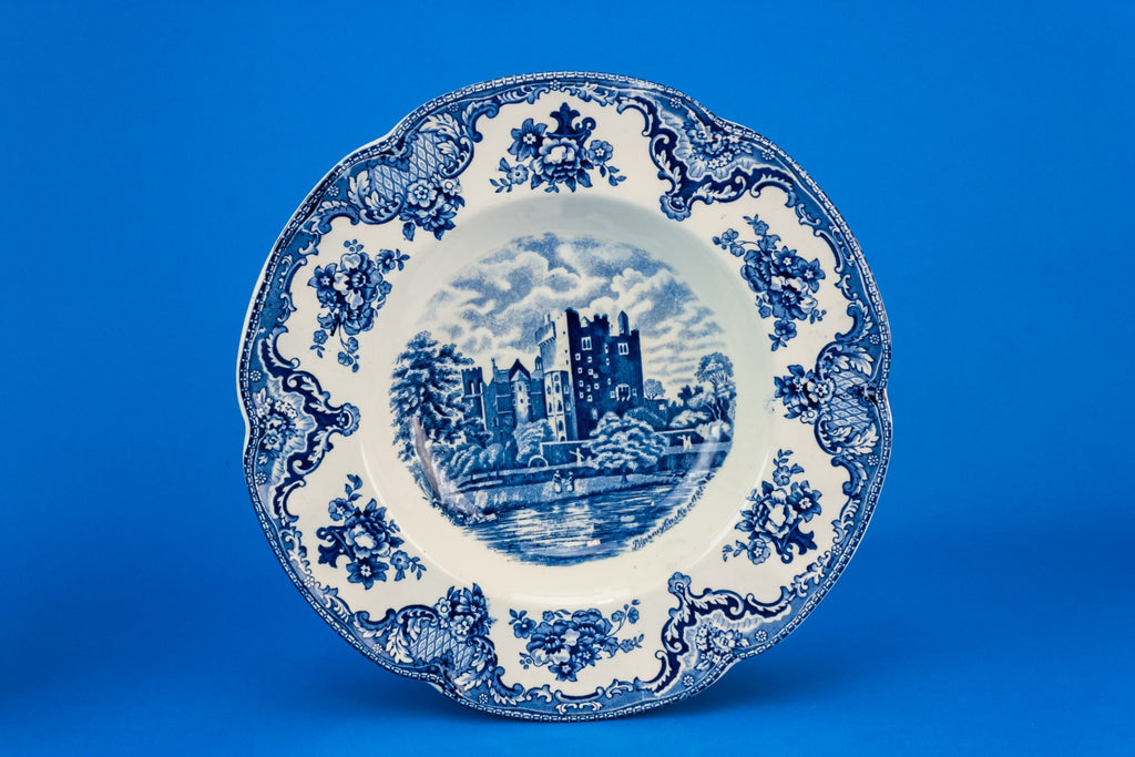 6 blue and white bowls