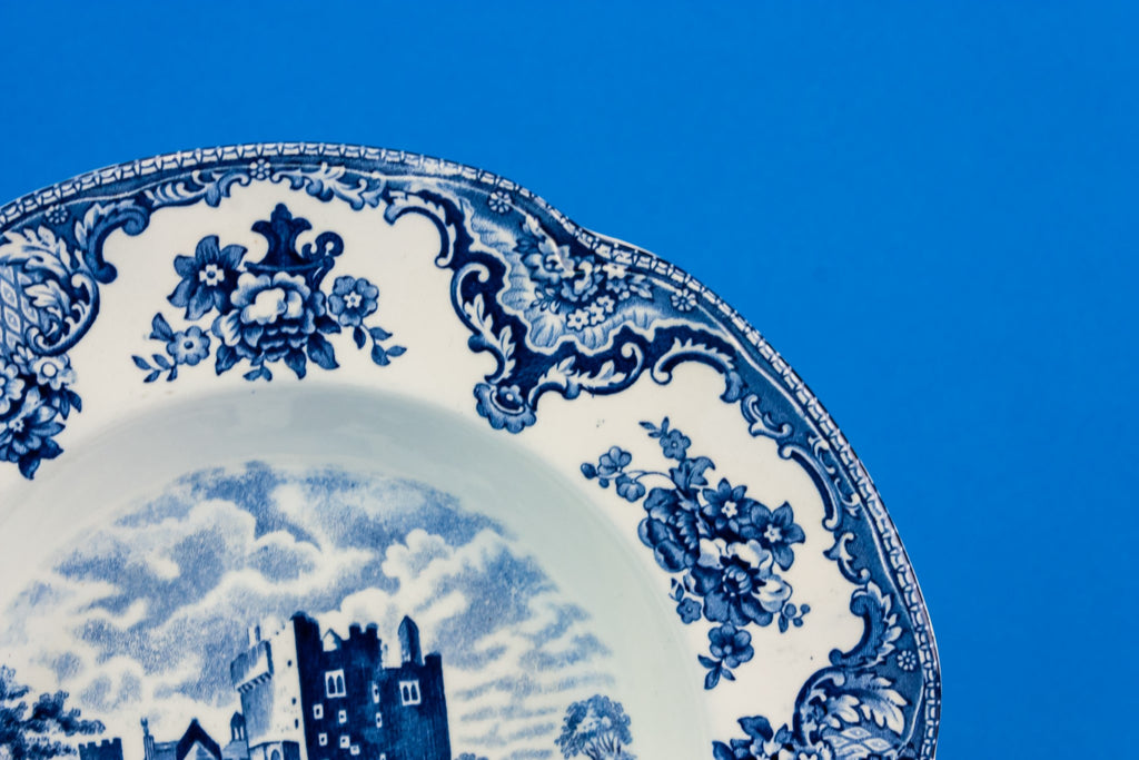 6 blue and white bowls