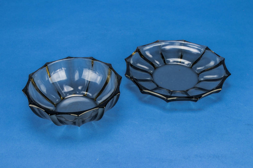 5 dessert bowls on plates