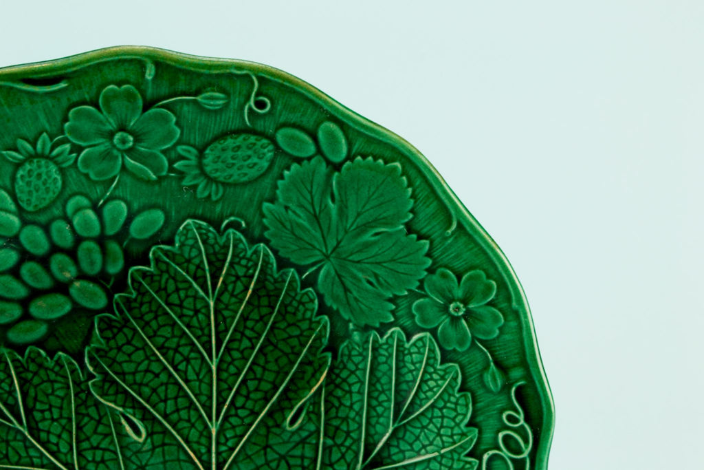 Green majolica plate, English late 19th C