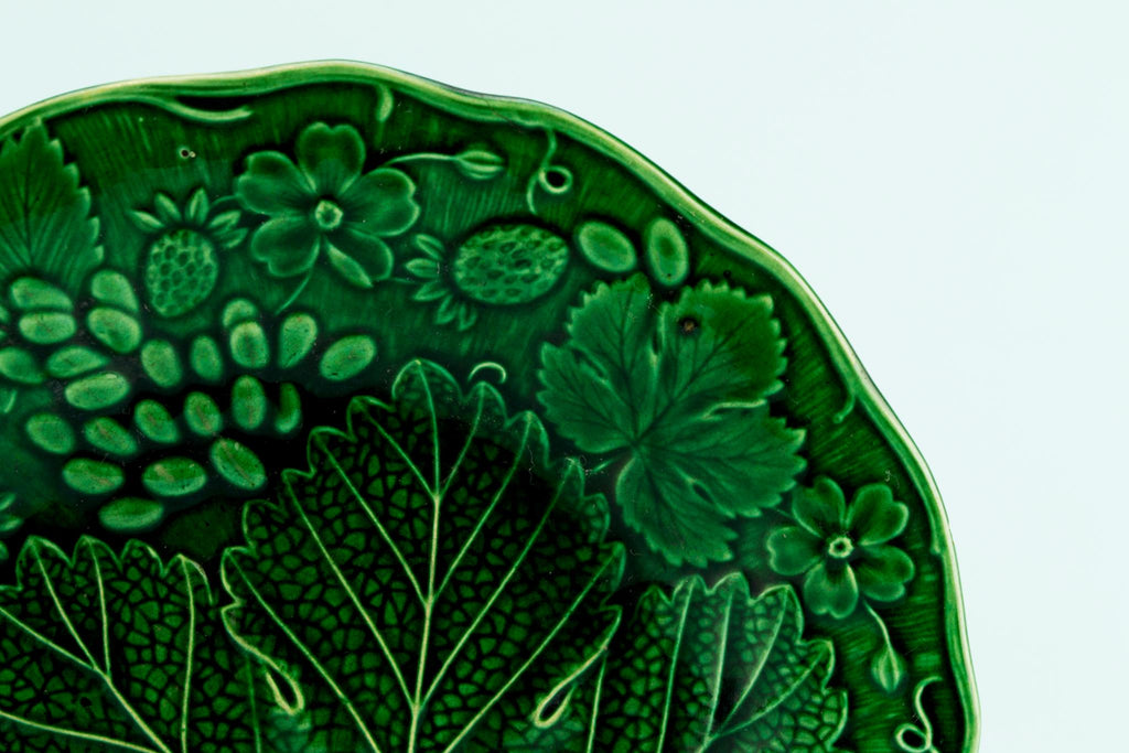 Green majolica plate, English late 19th C