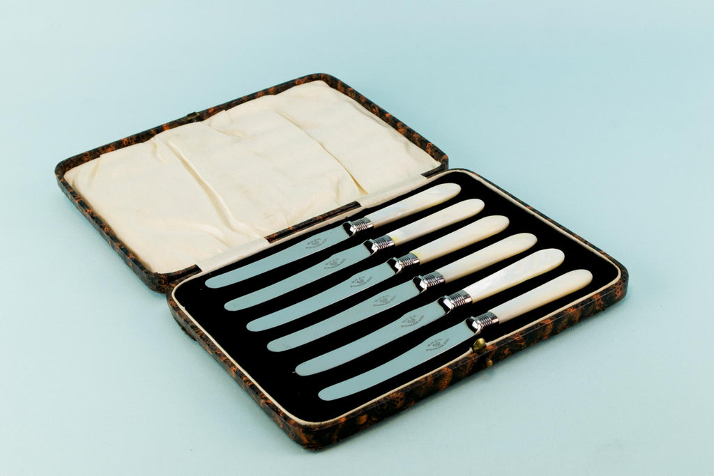 6 mother of pearl butter knives, English 1930s