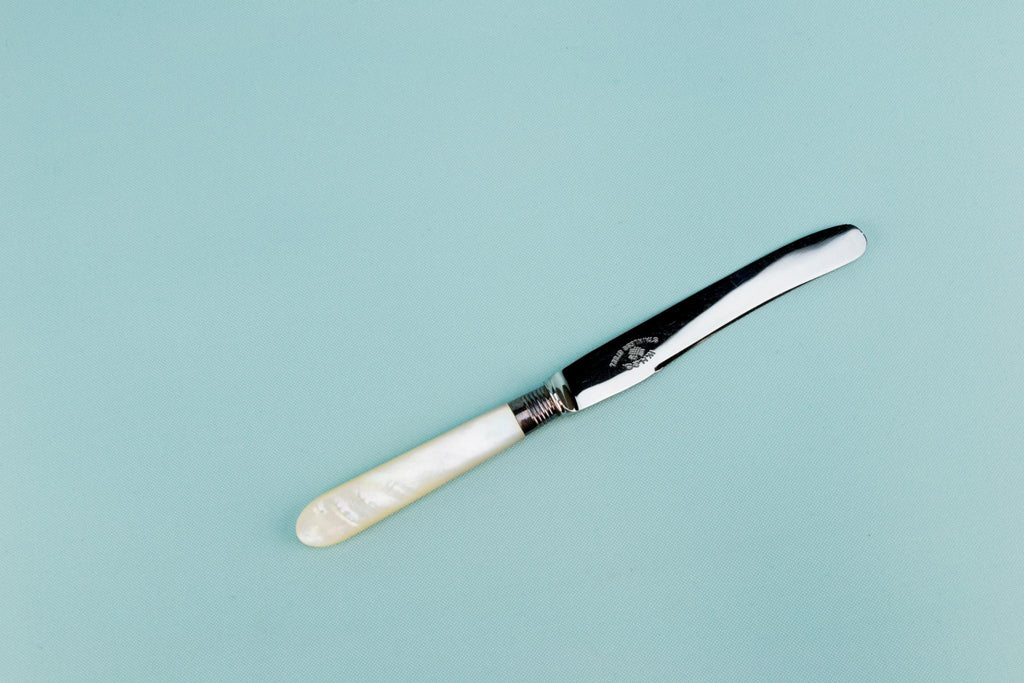 6 mother of pearl butter knives, English 1930s