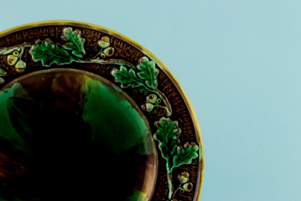 Acorn garland majolica dish, English 19th century