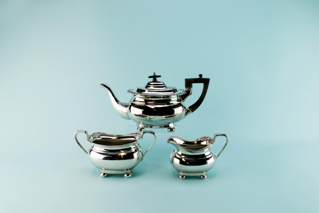 Silver plated tea set trio, English early 1900s