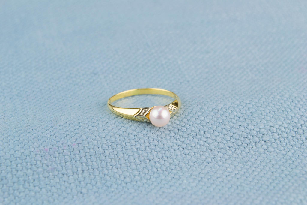 18ct Gold and Pearl Solitaire Ring