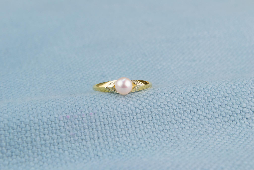 18ct Gold and Pearl Solitaire Ring