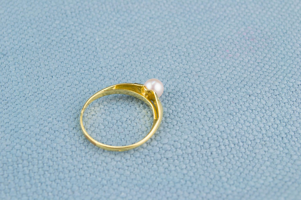 18ct Gold and Pearl Solitaire Ring