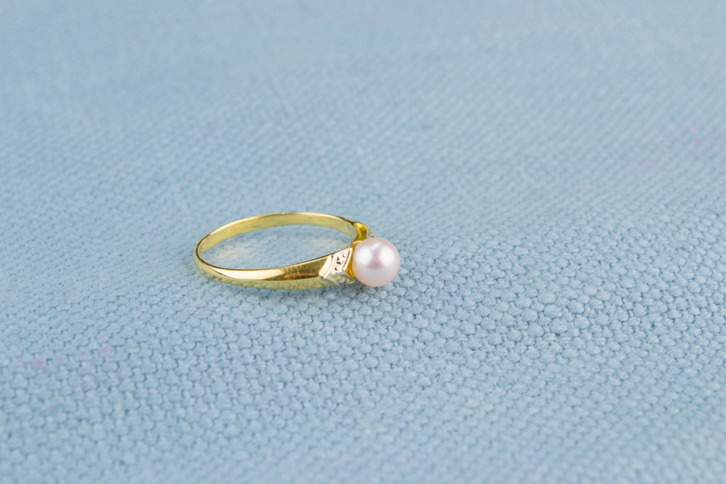 18ct Gold and Pearl Solitaire Ring