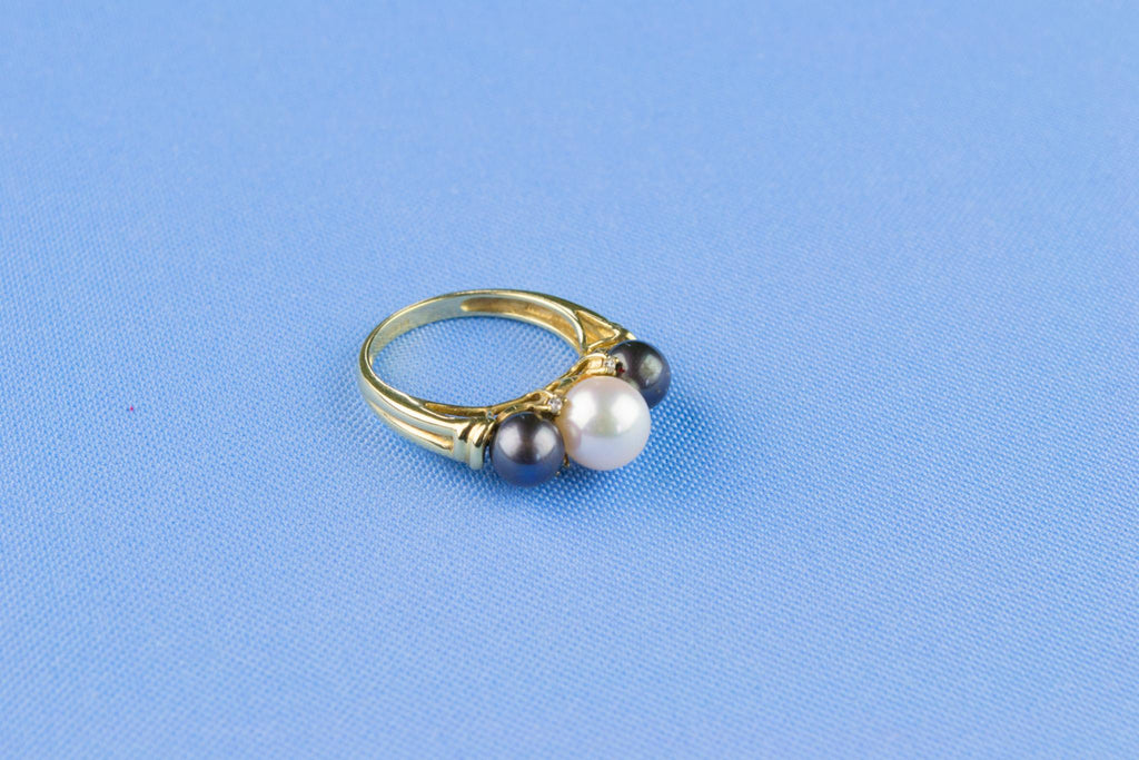 Black & White Pearl Ring in 9ct Gold