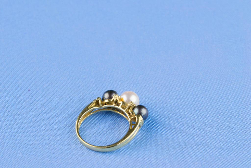 Black & White Pearl Ring in 9ct Gold