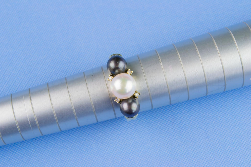 Black & White Pearl Ring in 9ct Gold