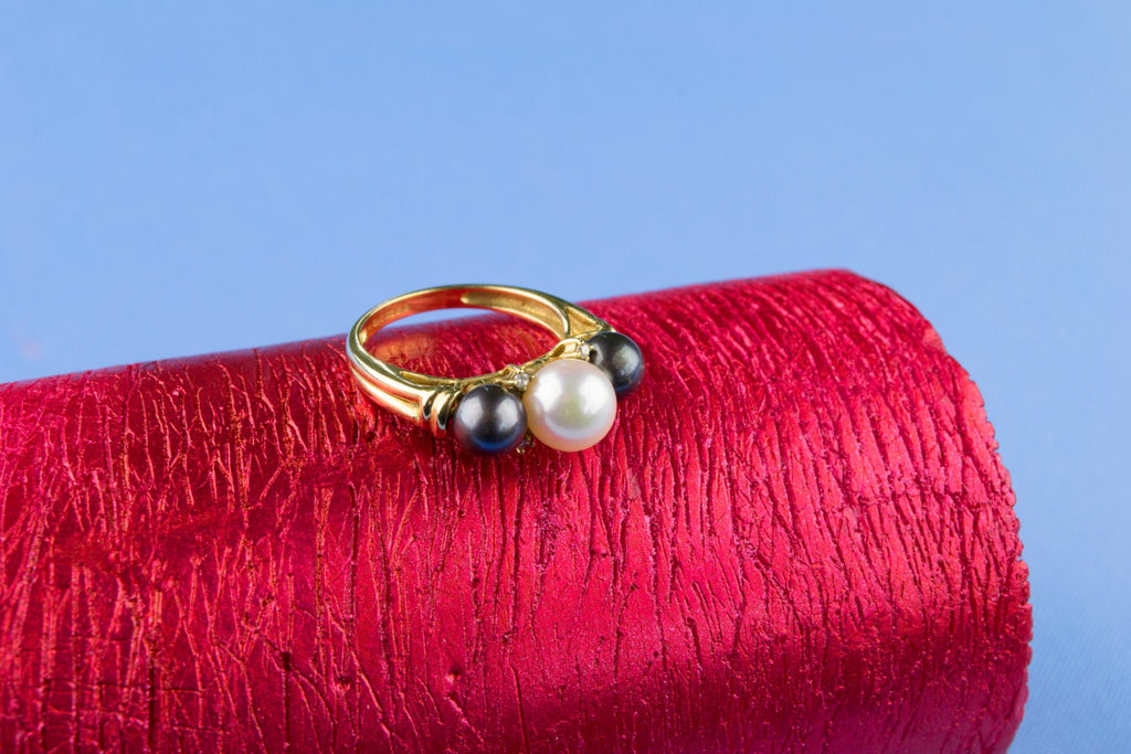 Black & White Pearl Ring in 9ct Gold