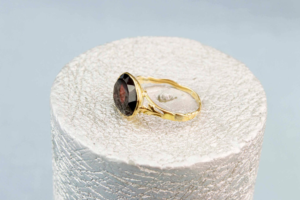 Georgian Garnet Ring in 15ct Gold, English 1760s